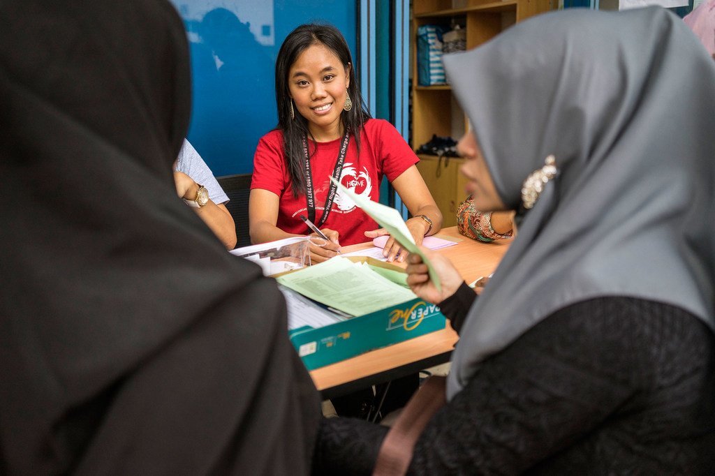 Kina Kina, una trabajadora doméstica indonesia de 37 años de Surabaya, Java, ofrece su tiempo como voluntaria en HOME.org, una ONG en Singapur, para ayudar a los trabajadores migrantes maltratados.