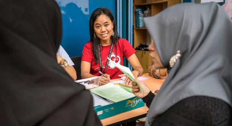 Un inmigrante indonesio trabaja como voluntario en una organización de Singapur que ayuda a otros trabajadores inmigrantes.