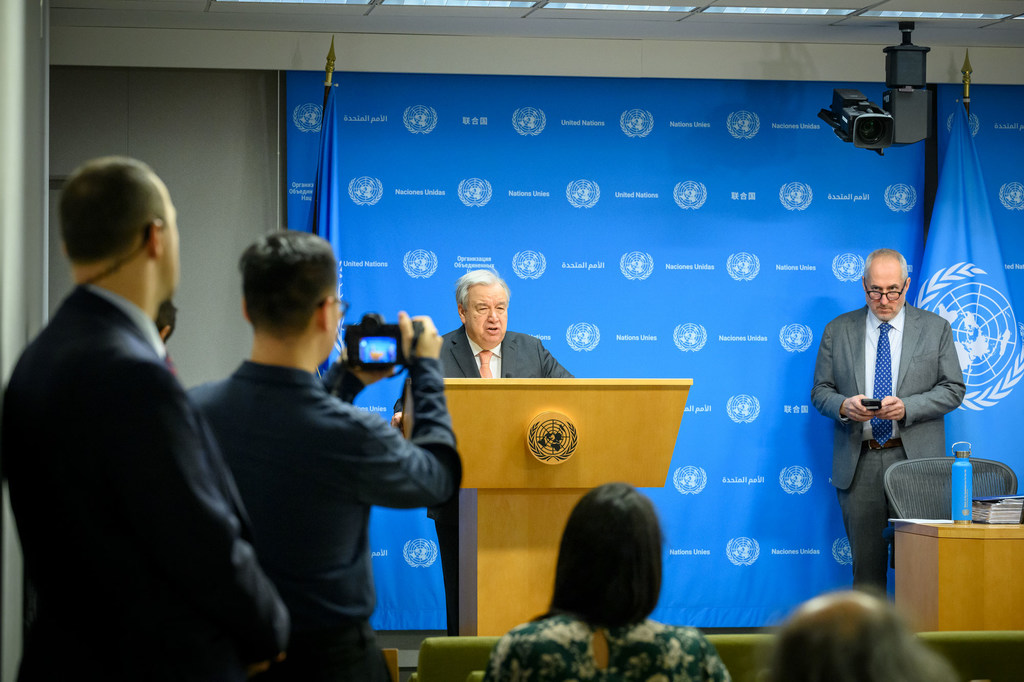 O secretário-geral da ONU, António Guterres, informa os repórteres em um pódio durante uma conferência de imprensa em Nova York.