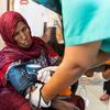 सूडान में एक महिला को, हैज़ा का उपचार मुहैया कराते हुए.