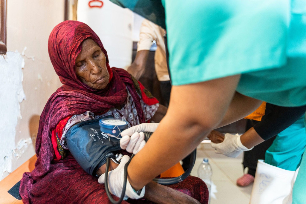 Une femme reçoit des soins médicaux dans un centre de traitement du choléra au Soudan.