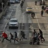 2021年1月15日，武汉市民奔跑着穿过马路。