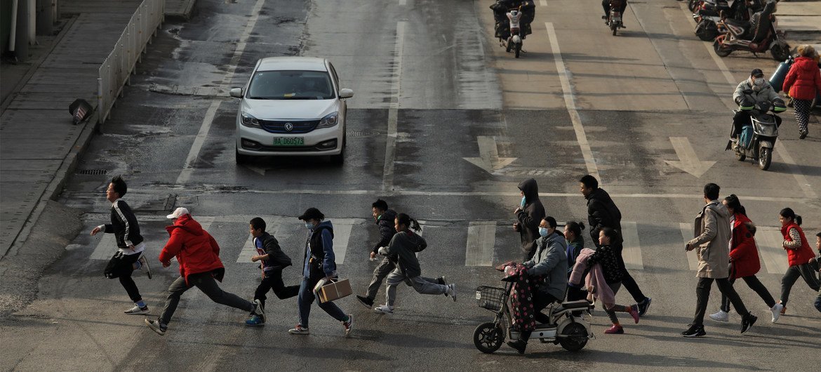 2021年1月15日，武汉市民奔跑着穿过马路。