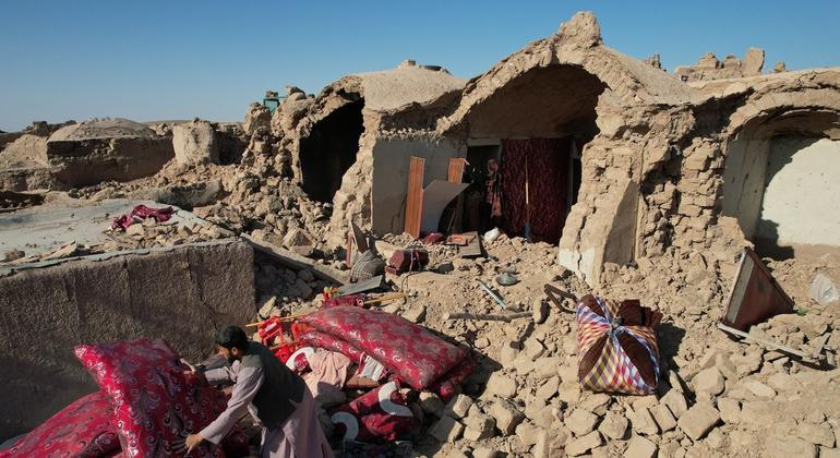 भूकम्प से, हेरात शहर के बाहर रेगिस्तानी गाँवों में स्थित अधिकाँश मिट्टी के घर ज़मींदोज़ हो गए थे.
