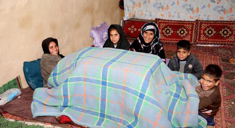 संक्रमणशील आश्रय में फ़ातिमा अपने परिवार के साथ सुरक्षित महसूस कर रही हैं.