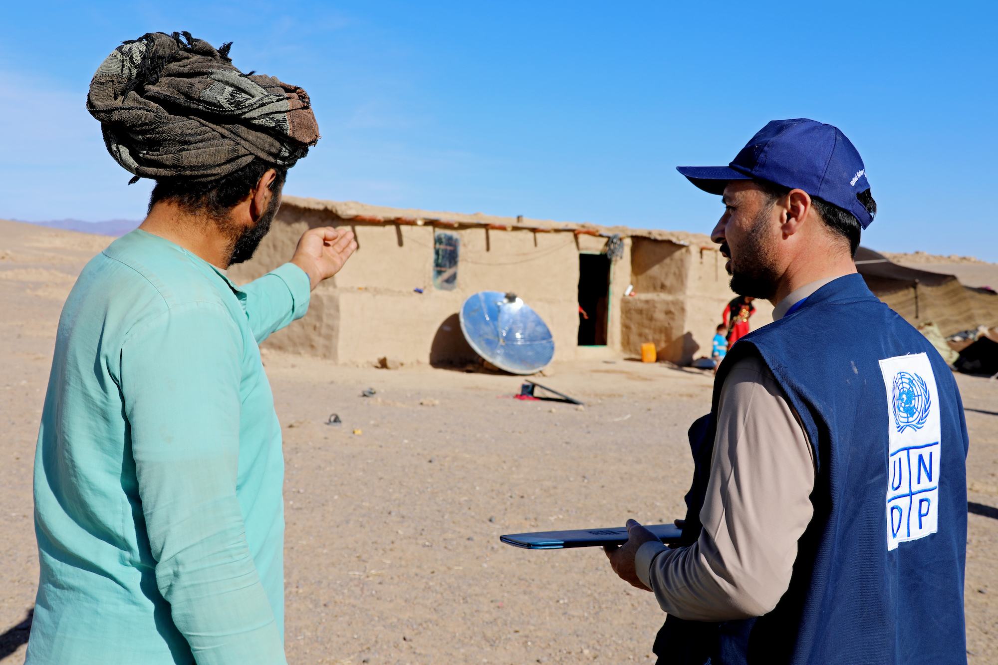یو این ڈی پی نے افغانستان کے زلزلے سے متاثرہ علاقوں میں شمسی توانائی سے چلنے والے چولہے تقسیم کیے ہیں۔