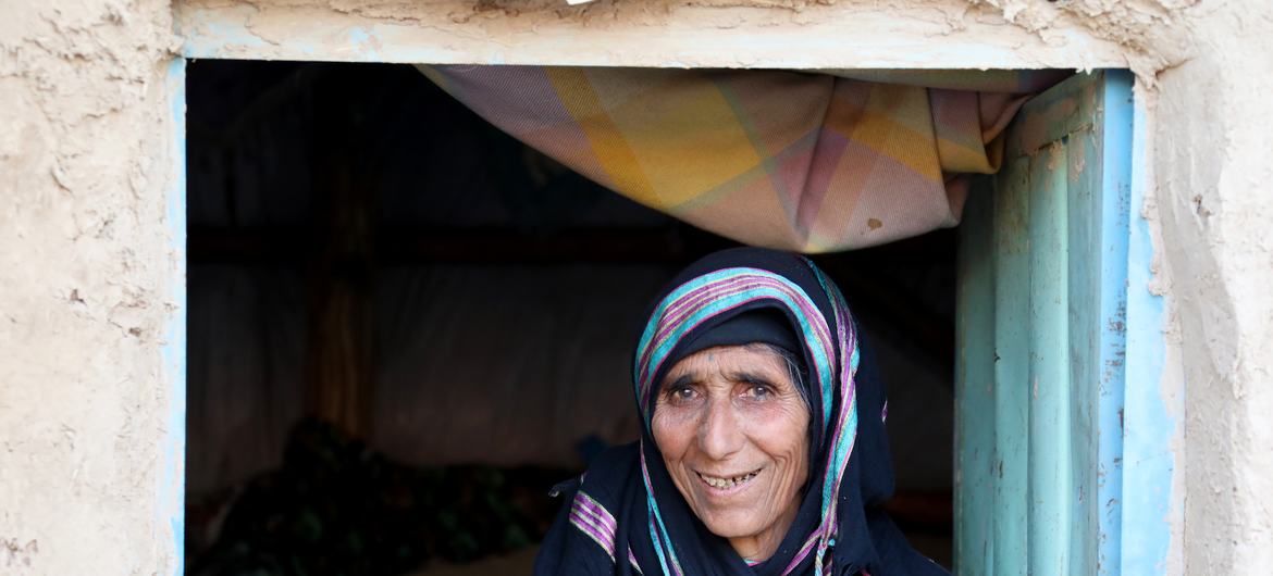 हेरात भूकम्प में जीवित बची, 61वर्षीय फ़ातिमा, छह लोगों के अपने परिवार की मुखिया हैं.