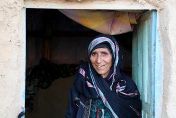 हेरात भूकम्प में जीवित बची, 61वर्षीय फ़ातिमा, छह लोगों के अपने परिवार की मुखिया हैं.