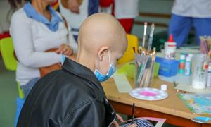 Un joven enfermo de cáncer en el Instituto Nacional de Cancerología de Colombia.