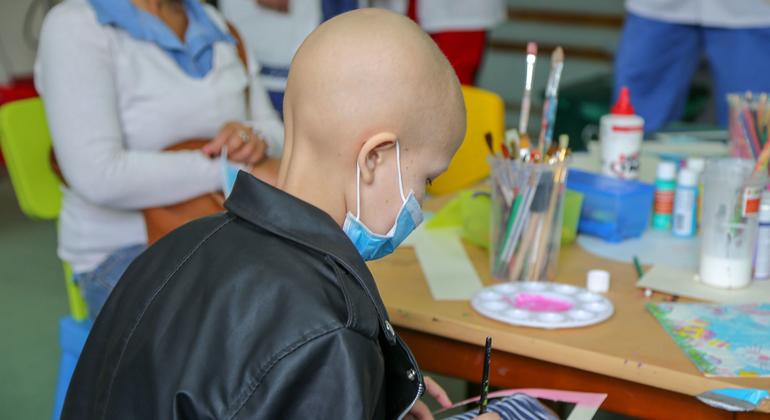 Un joven enfermo de cáncer en el Instituto Nacional de Cancerología de Colombia.