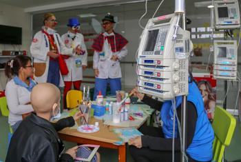 Un niño con cáncer recibe tratamiento en el Instituto Nacional del Cáncer de Colombia.
