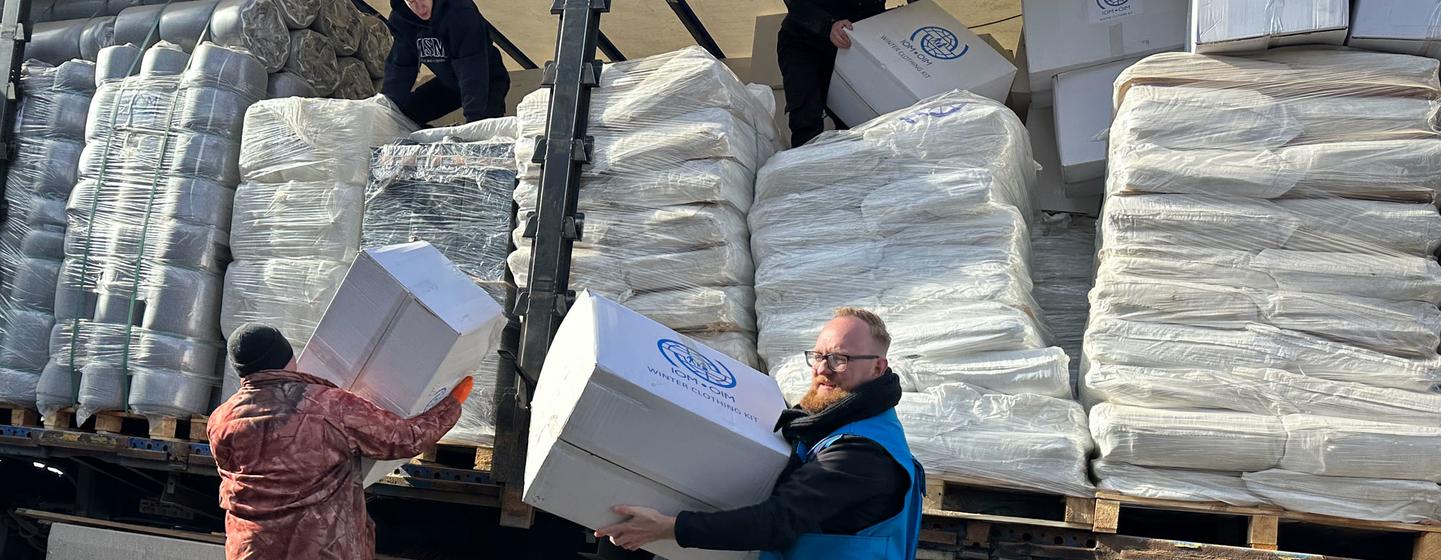 IOM’s Johannes Fromholt helps to unload relief items in Kurakhove in central Ukraine.