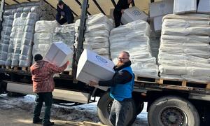 IOM’s Johannes Fromholt helps to unload relief items in Kurakhove in central Ukraine.