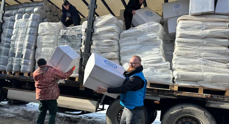 Trabajadores de la OIM descargan suministros de emergencia en Kurakhove, Ucrania.
