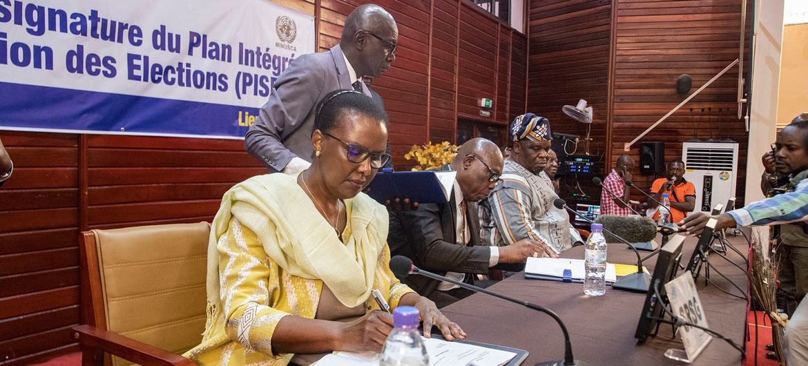 Signature de l'accord sur la sécurisation des élections à Bangui le 14 février