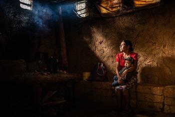 一位母亲和她患有营养不良的儿子坐在危地马拉奇基穆拉的家中。 