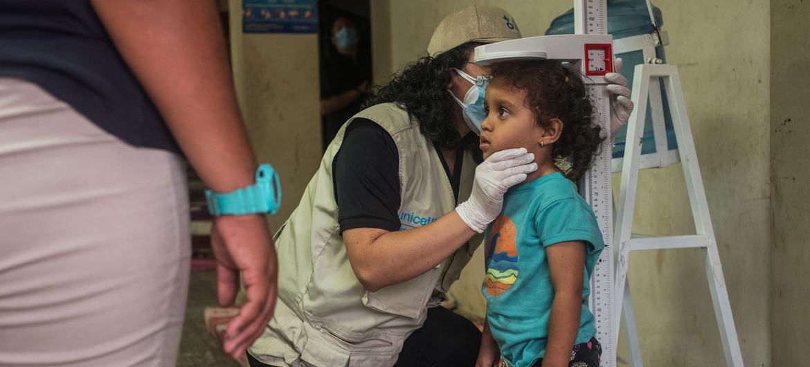 Una niña recibe asistencia médica en un albergue para migrantes en El Paraíso, Honduras.