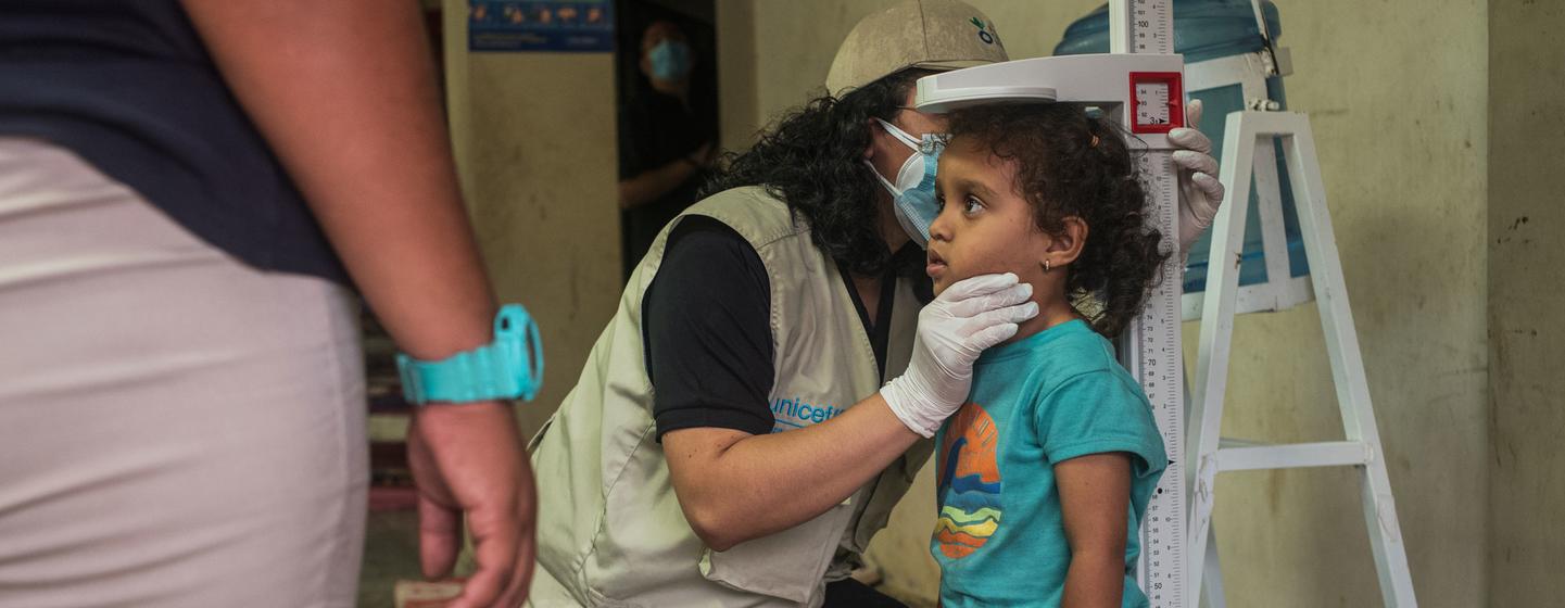 Una niña recibe asistencia médica en un albergue en El Paraíso, Honduras.