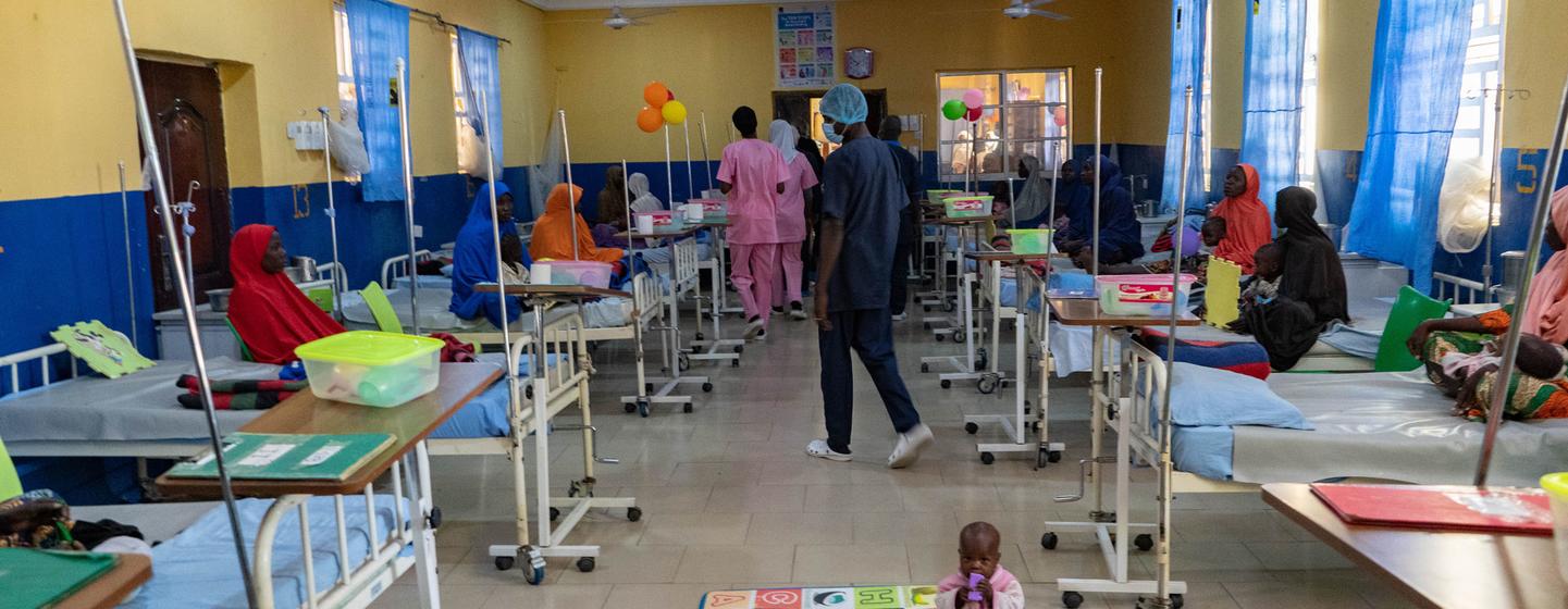 Des patients sont traités dans un centre de stabilisation nutritionnelle à Bama, dans le nord-est du Nigéria.