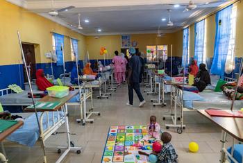 पूर्वोत्तर नाइजीरिया में बामा स्थित एक पोषण स्थिरीकरण केंद्र में मरीज़ों का इलाज किया जाता है.