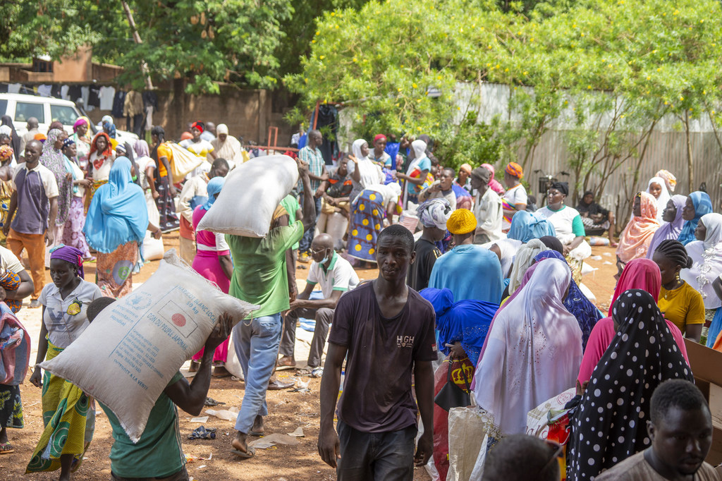 Distribución de ayuda alimentaria en el suroeste de Burkina Faso.