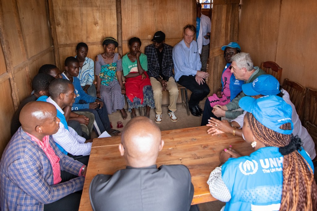 Wafanyakazi wa UNHCR na Filippo Grandi wanakutana na waomba hifadhi wa Kongo katika kituo cha mapokezi huko Cibitoke, Burundi.