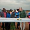 Filippo Grandi, Kamishna Mkuu UNHCR , akimkabidhi mwanamke mkimbizi aliyerejea katika kituo cha usafiri huko Cibitoke, Burundi, zinki iliyotengenezwa kwa bati.