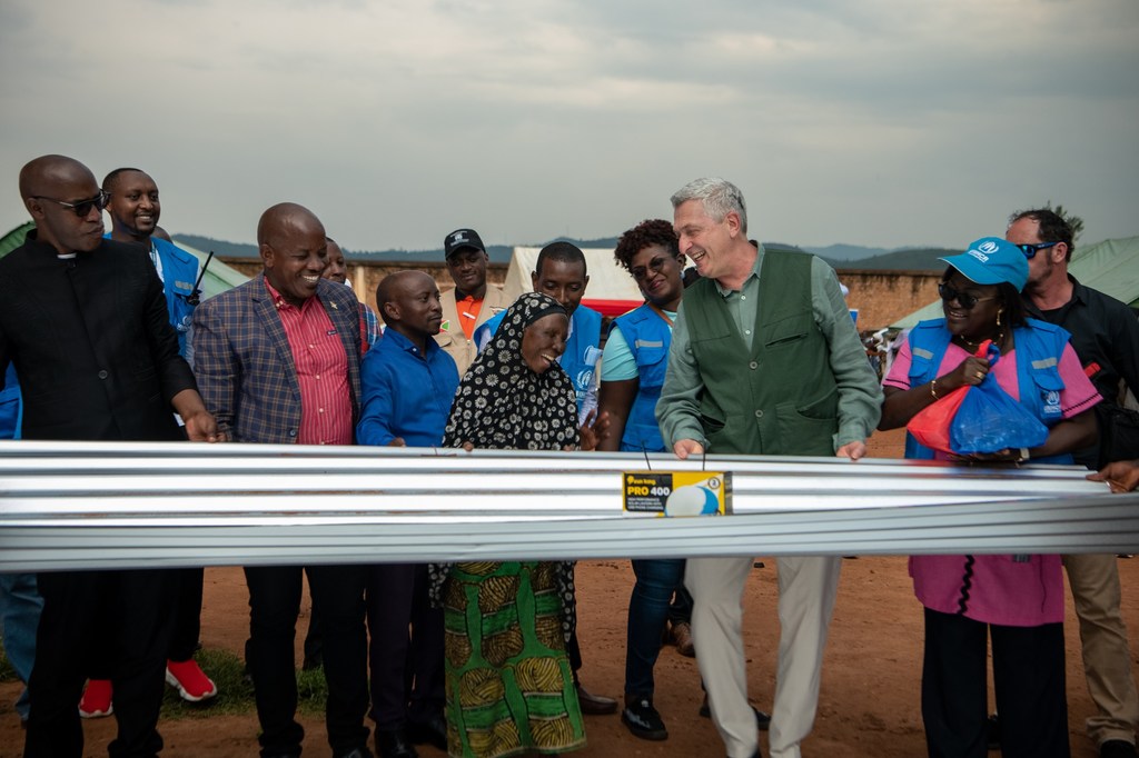 Filippo Grandi, Kamishna Mkuu UNHCR , akimkabidhi mwanamke mkimbizi aliyerejea katika kituo cha usafiri huko Cibitoke, Burundi, zinki iliyotengenezwa kwa bati.