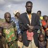 Richard prie pour son fils, qui a été tué par des hommes armés de CODECO. Il est entouré de sa femme et de ses enfants déplacés à Plaine Savo, dans la province de l'Ituri en République démocratique du Congo.