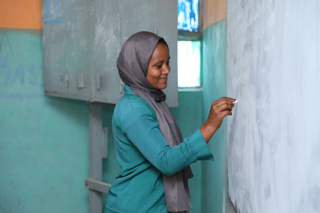 Zekia Afreno Kemal anaandika ubaoni darasani nchini Ethiopia.
