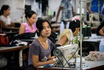 在泰国西部湄索省的一家制衣厂的移民工人。