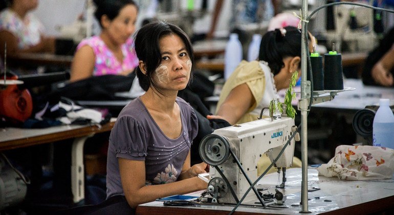 Una trabajadora migrante cose ropa en una fábrica de la provincia occidental tailandesa de Mae Sot.