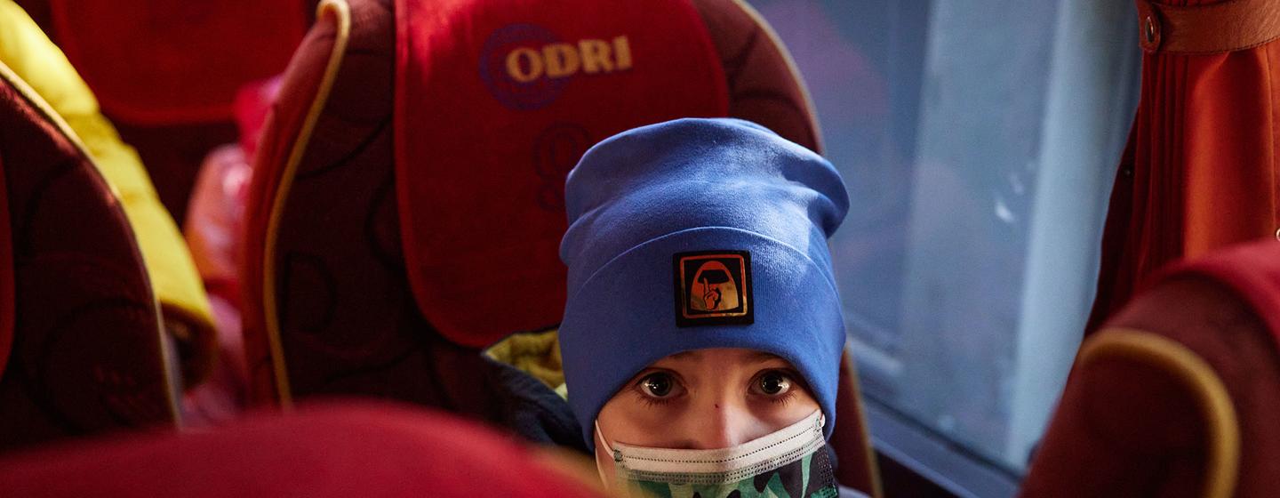 Un garçon de neuf ans souffrant d'un cancer arrive dans un hôpital pour enfants à Lviv pendant le conflit en Ukraine.