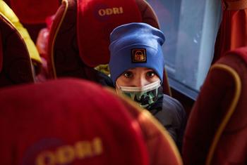 Un garçon de neuf ans souffrant d'un cancer arrive dans un hôpital pour enfants à Lviv pendant le conflit en Ukraine.