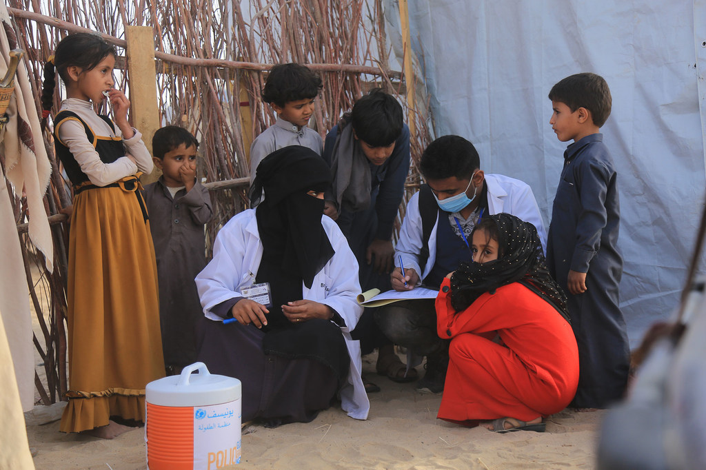 Une campagne de vaccination contre la polio a lieu dans un camp de personnes déplacées à Marib, au Yémen.