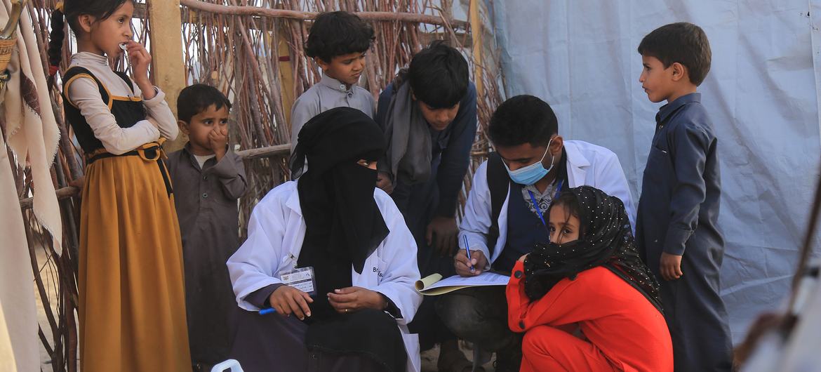 حملة تطعيم ضد شلل الأطفال في مخيم للنازحين في مأرب، اليمن.