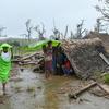 Des villageois du sud du Mozambique s'abritent des pluies causées par le cyclone Freddy.