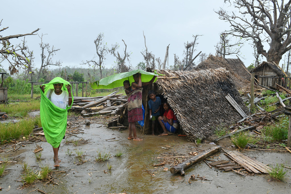 Des villageois du sud du Mozambique s'abritent des pluies causées par le cyclone Freddy.