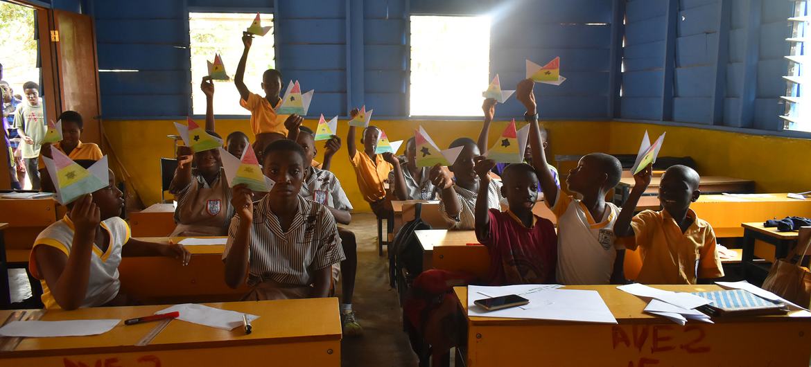 Des élèves du lycée Independence Avenue 1&2 à Accra, au Ghana, tiennent des colibris en origami, dans le cadre d'une campagne pour la Journée mondiale de l'eau 2023.
