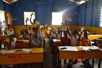 Alumnos de la escuela secundaria Avenida de la Independencia de Accra, Ghana, sostienen colibríes de origami, como parte de la campaña del Día Mundial del Agua 2023. 