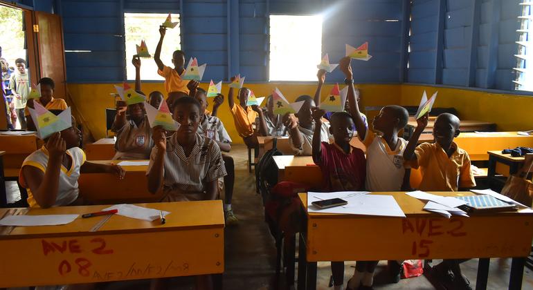 Des élèves du lycée Independence Avenue 1&2 à Accra, au Ghana, tiennent des colibris en origami, dans le cadre d'une campagne pour la Journée mondiale de l'eau 2023.