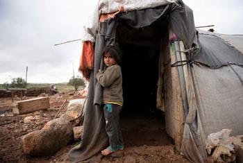 दक्षिणी सीरिया के एक शिविर में एक सात-वर्षीय विस्थापित बच्ची अपने परिवार के साथ एक अस्थाई शिविर में रह रही है.