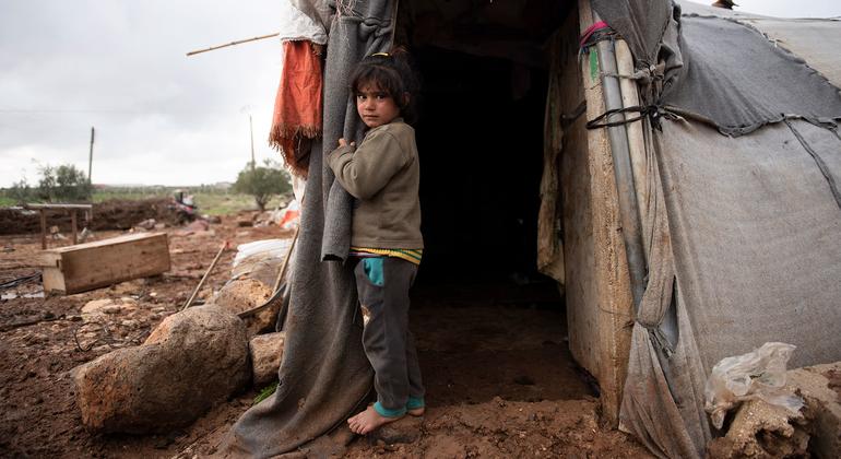 Uma menina deslocada de sete anos vive em um campo improvisado com sua família no sul da Síria. (arquivo)