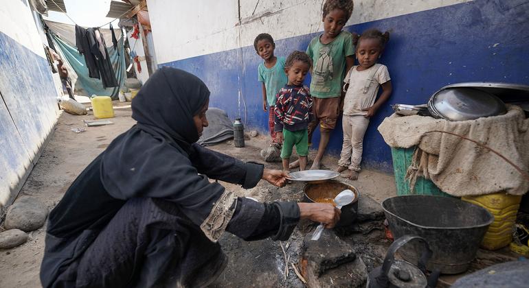 यमन के अदन में विस्थापितों के लिए बनाए गए एक शिविर में एक महिला भोजन पकाते हुए. ये महिला ख़ुद भी कुपोषण की शिकार हैं.
