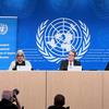 جنیوا میں ایک میز پر تین مقررین کے ساتھ ایک پریس کانفرنس، پس منظر میں United Nations لوگو کے ساتھ۔