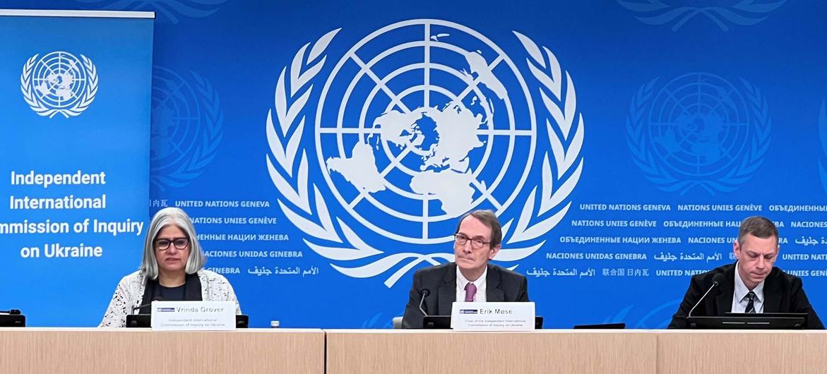 یوکرین کے بارے میں غیرجانبدرانہ بین الاقوامی تحقیقاتی کمیشن کے سربراہ ایرک موز (درمیان میں) اور رکن وریندا گروور (بائیں جانب) جبکہ اقوام متحدہ کے انسانی حقوق کمیشن کے ٹاڈ پٹمین (دائیں جانب) جنیوا میں پریس کانفرنس سے خطاب کر رہے ہیں۔