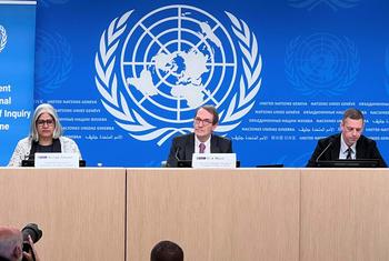 یوکرین کے بارے میں غیرجانبدرانہ بین الاقوامی تحقیقاتی کمیشن کے سربراہ ایرک موز (درمیان میں) اور رکن وریندا گروور (بائیں جانب) جبکہ اقوام متحدہ کے انسانی حقوق کمیشن کے ٹاڈ پٹمین (دائیں جانب) جنیوا میں پریس کانفرنس سے خطاب کر رہے ہیں۔