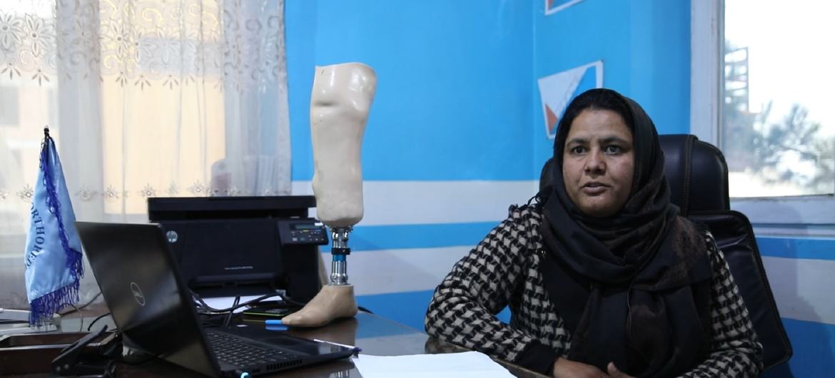 अफ़ग़ानिस्तान की एक महिला माहपेकई सिद्दीक़ी, एक बारूदी सुरंग की चपेट में आने के कारण, अपने दोनों पैर गँवा चुकी थीं, मगर उन्होंने हिम्म्त नहीं हारी.