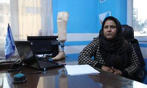 अफ़ग़ानिस्तान की एक महिला माहपेकई सिद्दीक़ी, एक बारूदी सुरंग की चपेट में आने के कारण, अपने दोनों पैर गँवा चुकी थीं, मगर उन्होंने हिम्म्त नहीं हारी.