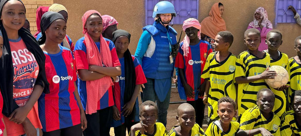 Jill Lawler, cheffe des opérations d'urgence et de terrain de l'UNICEF, lors de sa visite à Khartoum, au Soudan.
